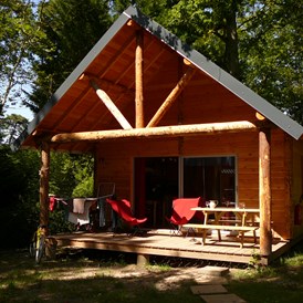 Glampingunterkunft: Huette Huttopia - Aussen - Hütte Huttopia mit Holzofen auf Camping Huttopia Versailles