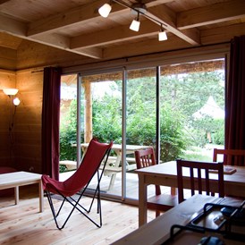 Glampingunterkunft: Huette Huttopia - Innen - Hütte Huttopia mit Holzofen auf Camping Huttopia Versailles