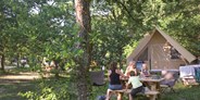 Luxuscamping - Paris - Zeltbungalow - Aussen - Zeltbungalow Huttopia auf Camping Huttopia Versailles