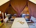 Glampingunterkunft: Zelt Toile & Bois Classic IV Schlafraeume - Zelt Toile & Bois Classic für 4 Pers. auf Camping Indigo Paris
