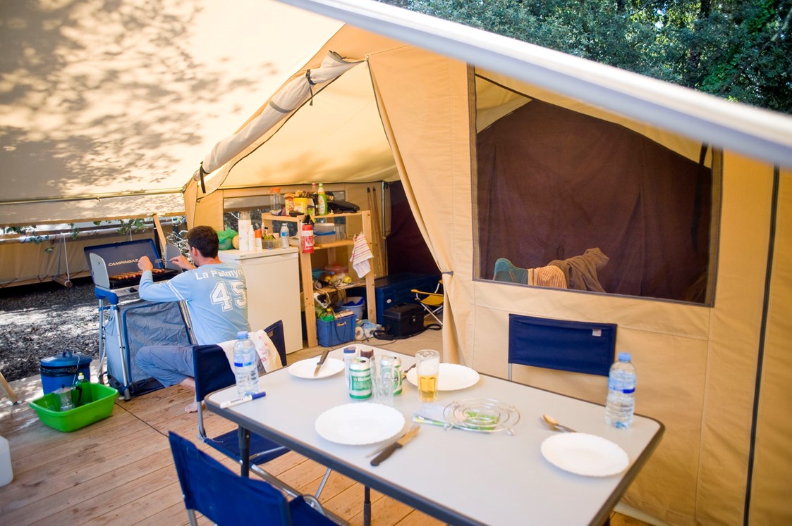 Glampingunterkunft: Zelt Toile & Bois Classic IV - Innen  - Zelt Toile & Bois Classic für 4 Pers. auf Camping Huttopia Divonne