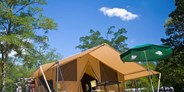 Luxuscamping - Region Jura - Zelt Toile & Bois Classic IV - Aussenansicht - Zelt Toile & Bois Classic für 4 Pers. auf Camping Huttopia Divonne