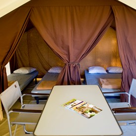 Glampingunterkunft: Zelt Toile & Bois Classic IV Schlafraeume - Zelt Toile & Bois Classic für 4 Pers. auf Camping Huttopia Divonne