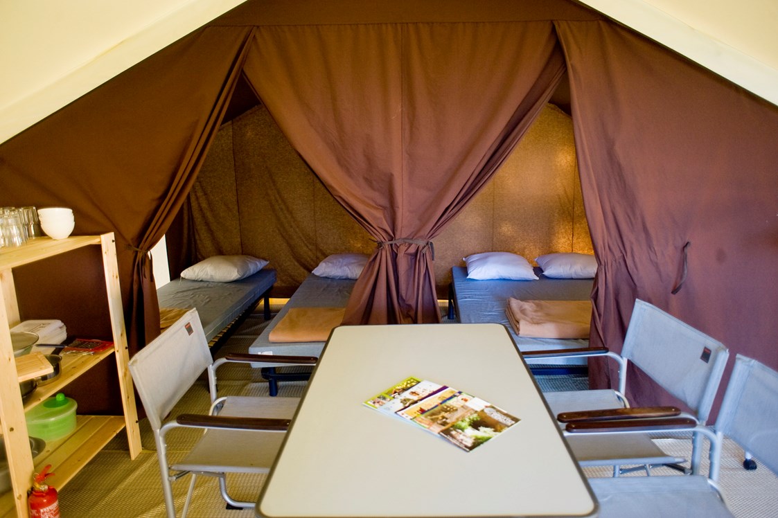 Glampingunterkunft: Zelt Toile & Bois Classic IV Schlafraeume - Zelt Toile & Bois Classic für 4 Pers. auf Camping Huttopia Divonne