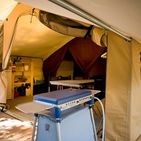 Glampingunterkunft: Zelt Toile & Bois Classic IV - Innen - Zelt Toile & Bois Classic für 4 Pers. auf Camping Huttopia Divonne