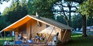 Luxuscamping - Region Jura - Zelt Toile & Bois Cosy - Aussenansicht - Zelt Toile & Bois Cosy mit Holzofen für 5 Pers. auf Camping Huttopia Divonne