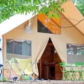 Luxuscamping: Zelt Toile & Bois Zenith - Aussen  - Zelt Toile & Bois Zenith für 6 Pers. auf Camping Huttopia Divonne