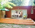 Glampingunterkunft: Mobilheim Indigo - Aussenansicht mit Terrasse   - Mobilheim Indigo auf Camping Huttopia Divonne