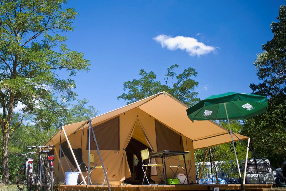 Glampingunterkunft: Zelt Toile & Bois Classic IV - Aussenansicht - Zelt Toile & Bois Classic für 4 Pers. auf Camping Huttopia Le Moulin