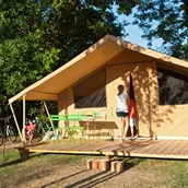 Glampingunterkunft - Zelt Toile & Bois Classic für 5 Pers. auf Camping Huttopia Le Moulin