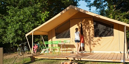 Luxuscamping - Privas - Zelt Toile & Bois Classic V - Aussenansicht  - Camping Huttopia Le Moulin Zelt Toile & Bois Classic für 5 Pers. auf Camping Huttopia Le Moulin