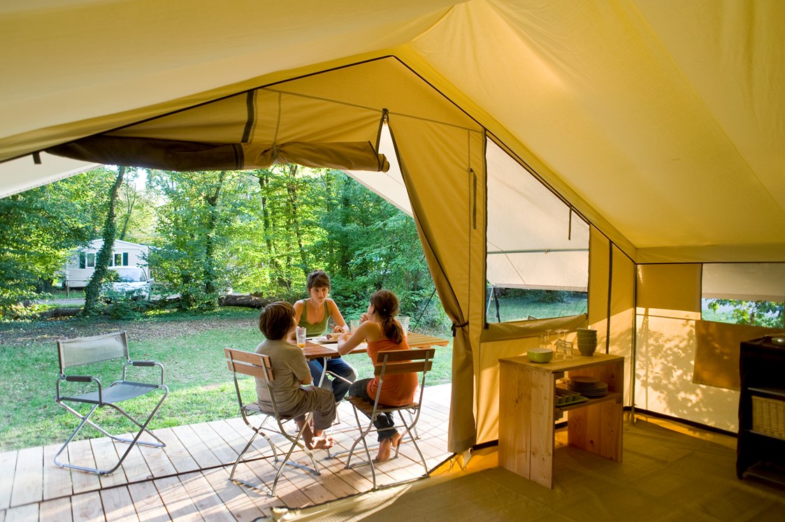Glampingunterkunft: Zelt Toile & Bois Classic V - Innen - Zelt Toile & Bois Classic für 5 Pers. auf Camping Huttopia Le Moulin
