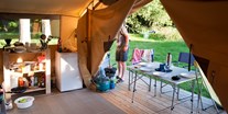 Luxuscamping - Zelt Toile & Bois Sweet - Innen - Zelt Toile & Bois Sweet für 5 Pers. auf Camping Huttopia Le Moulin