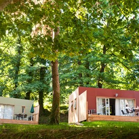 Glampingunterkunft: Mobilheim Indigo - Aussenansicht mit Terrasse - Mobilheim Indigo auf Camping Huttopia Le Moulin