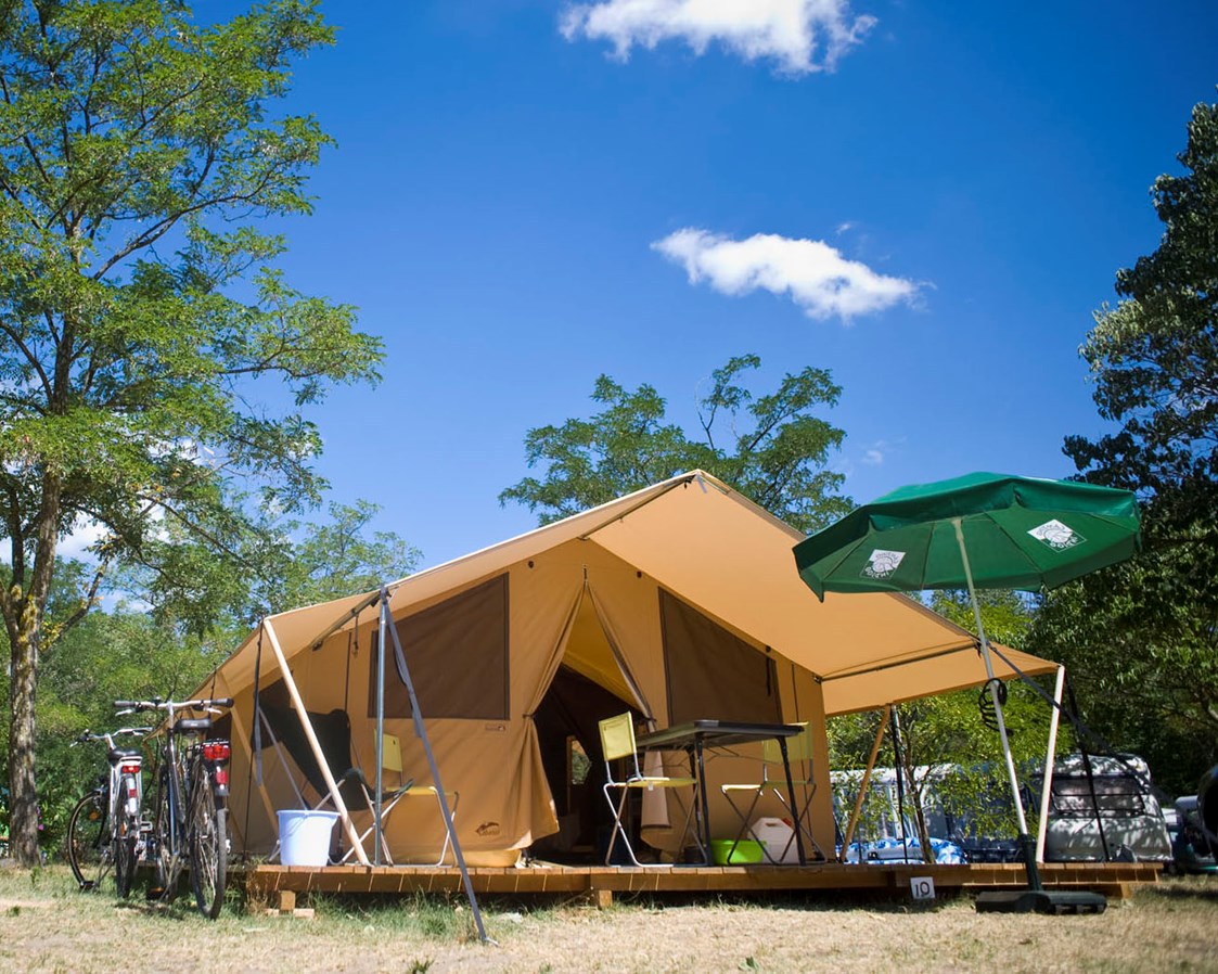 Glampingunterkunft: Zelt Toile & Bois Classic IV - Aussenansicht - Zelt Toile & Bois Classic für 4 Pers. auf Camping Huttopia Les Chateaux