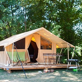 Glampingunterkunft: Zelt Toile & Bois Classic IV - Aussenansicht - Zelt Toile & Bois Classic für 4 Pers. auf Camping Huttopia Les Chateaux