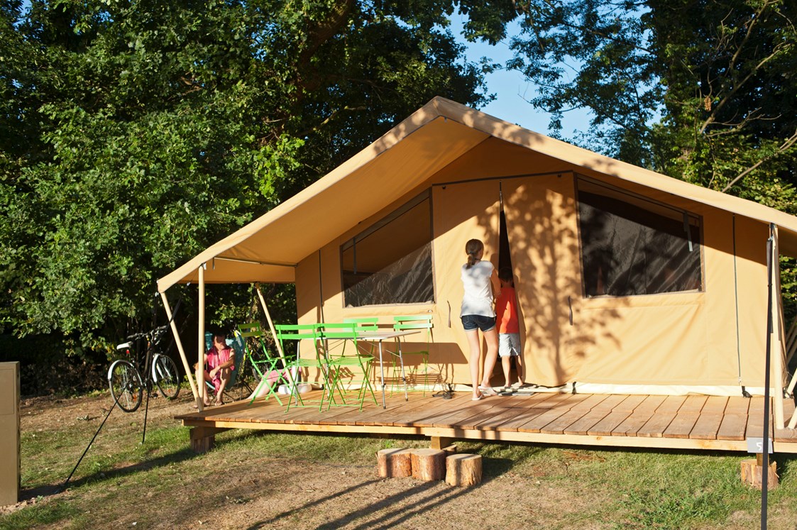 Glampingunterkunft: Zelt Toile & Bois Classic V - Aussenansicht - Zelt Toile & Bois Classic für 5 Pers. auf Camping Huttopia Les Chateaux