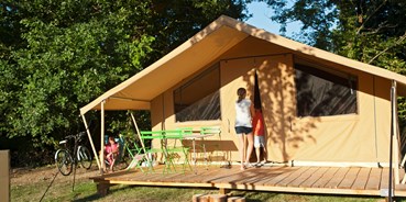 Luxuscamping - Centre - Zelt Toile & Bois Classic V - Aussenansicht - Zelt Toile & Bois Classic für 5 Pers. auf Camping Huttopia Les Chateaux
