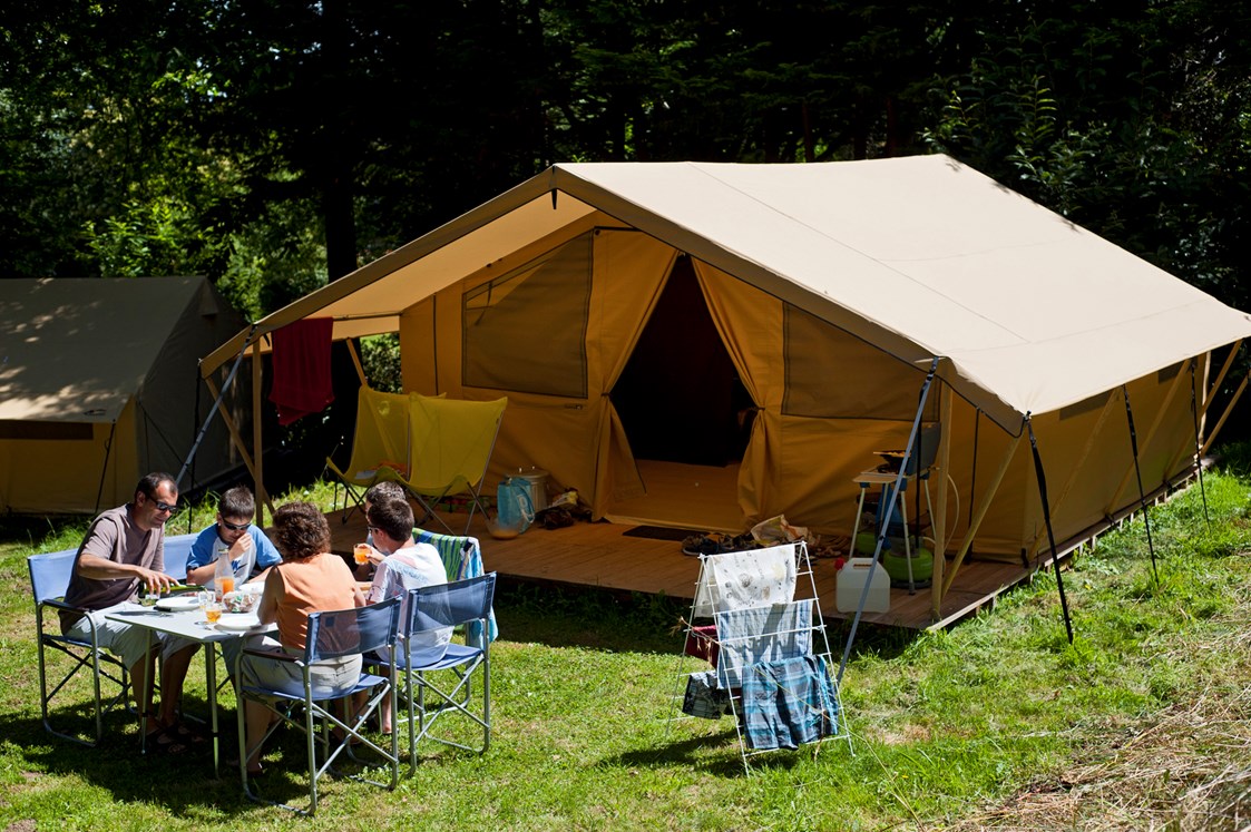 Glampingunterkunft: Zelt Toile & Bois Classic V - Aussen - Zelt Toile & Bois Classic für 5 Pers. auf Camping Huttopia Les Chateaux