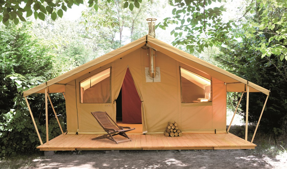 Glampingunterkunft: Zelt Toile & Bois Cosy - Aussenansicht - Zelt Toile & Bois Cosy mit Holzofen für 5 Pers. auf Camping Huttopia Les Chateaux
