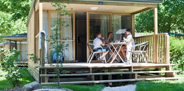 Luxuscamping - Loir et Cher - Mobilheim Lodge - Aussen - Mobilheim Lodge auf Camping Huttopia Les Chateaux