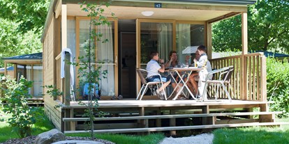 Luxuscamping - Loir et Cher - Mobilheim Lodge - Aussen - Camping Huttopia Les Chateaux Mobilheim Lodge auf Camping Huttopia Les Chateaux