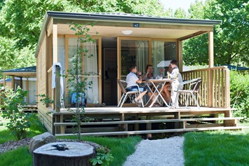 Glampingunterkunft: Mobilheim Lodge - Aussen - Mobilheim Lodge auf Camping Huttopia Les Chateaux