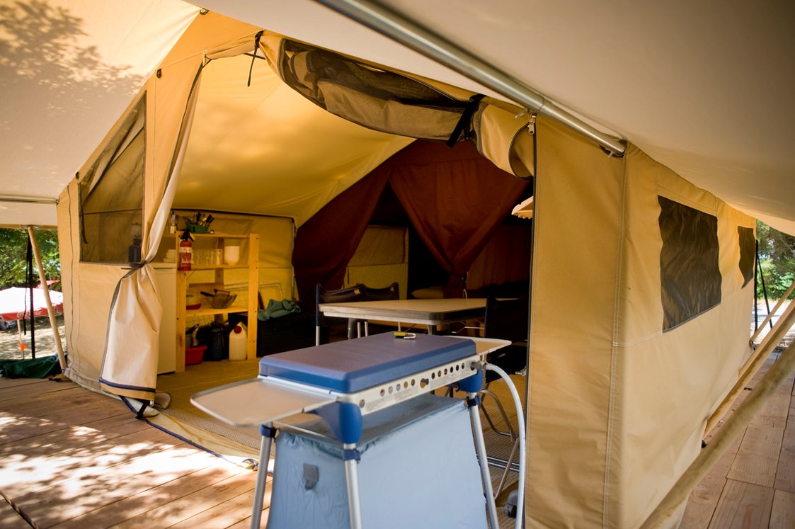 Glampingunterkunft: Zelt Toile & Bois Classic IV - Innen - Zelt Toile & Bois Classic für 4 Pers. auf Camping Huttopia Noirmoutier