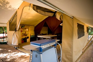 Glampingunterkunft: Zelt Toile & Bois Classic IV - Innen - Zelt Toile & Bois Classic für 4 Pers. auf Camping Huttopia Royat