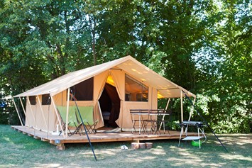Glampingunterkunft: Zelt Toile & Bois Classic IV - Aussenansicht - Zelt Toile & Bois Classic für 4 Pers. auf Camping Huttopia Royat