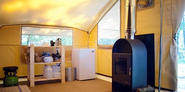 Luxuscamping - Auvergne - Zelt Toile & Bois Cosy mit Holzofen  - Zelt Toile & Bois Cosy mit Holzofen für 5 Pers. auf Camping Huttopia Royat