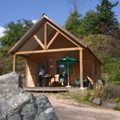 Luxuscamping: Chalet Indigo Aussenansicht  - Holzhaus auf Camping Huttopia Royat