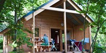 Luxuscamping - Auvergne - Chalet Indigo Terrasse - Camping Huttopia Royat Holzhaus auf Camping Huttopia Royat