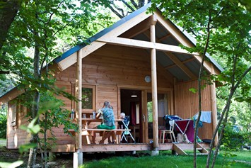 Glampingunterkunft: Chalet Indigo Terrasse - Holzhaus auf Camping Huttopia Royat
