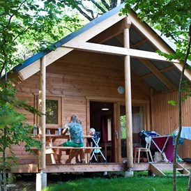 Glampingunterkunft: Chalet Indigo Terrasse - Holzhaus auf Camping Huttopia Royat