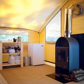 Glampingunterkunft - Zelt Toile & Bois mit Holzofen  - Zelt Toile & Bois mit Badezimmer und Holzofen auf Camping Huttopia Sud Ardèche