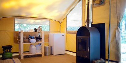 Luxuscamping - Privas - Zelt Toile & Bois mit Holzofen  - Camping Huttopia Sud Ardèche Zelt Toile & Bois mit Badezimmer und Holzofen auf Camping Huttopia Sud Ardèche