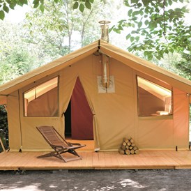 Glampingunterkunft: Zelt Toile & Bois - Aussenansicht - Zelt Toile & Bois mit Badezimmer und Holzofen auf Camping Huttopia Sud Ardèche