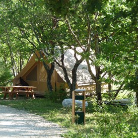 Glampingunterkunft: Zeltbungalow - Aussen  - Zeltbungalow Huttopia auf Camping Huttopia Sud Ardèche