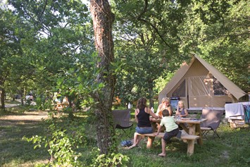 Glampingunterkunft: Zeltbungalow - Aussen - Zeltbungalow Huttopia auf Camping Huttopia Sud Ardèche