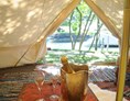 Glampingunterkunft: Sicht auf den Zürichsee - Der Champagner ist bei einer Übernachtung im möblierten Zelt dabei. - Safari-Zelt auf Camping Zürich