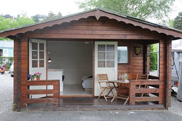 Glampingunterkunft: Ein kleines Haus am See für das grosse Vergnügen, nach einem frischen Fisch-Essen direkt dem Sandmännchen ins Netz zu gehen. - Cottage auf Camping Zürich