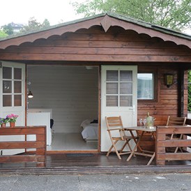 Glampingunterkunft: Ein kleines Haus am See für das grosse Vergnügen, nach einem frischen Fisch-Essen direkt dem Sandmännchen ins Netz zu gehen. - Cottage auf Camping Zürich