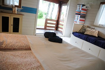 Glampingunterkunft: Das Cottage ist liebevoll eingerichtet, mit einer kleinen Veranda, aber ohne Bad und Küche. - Cottage auf Camping Zürich