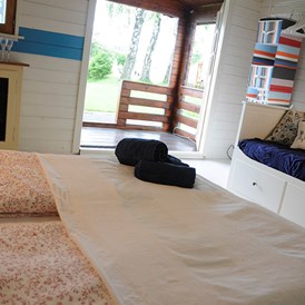 Glampingunterkunft: Das Cottage ist liebevoll eingerichtet, mit einer kleinen Veranda, aber ohne Bad und Küche. - Cottage auf Camping Zürich