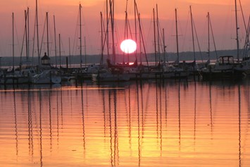 Glampingunterkunft: Sonnenuntergang über der Bucht - Chalet mit Seeblick an der Flensburger-Förde am Campingplatz Wackerballig