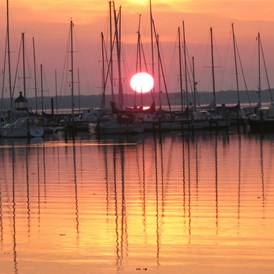 Glampingunterkunft: Sonnenuntergang über der Bucht - Chalet mit Seeblick an der Flensburger-Förde am Campingplatz Wackerballig