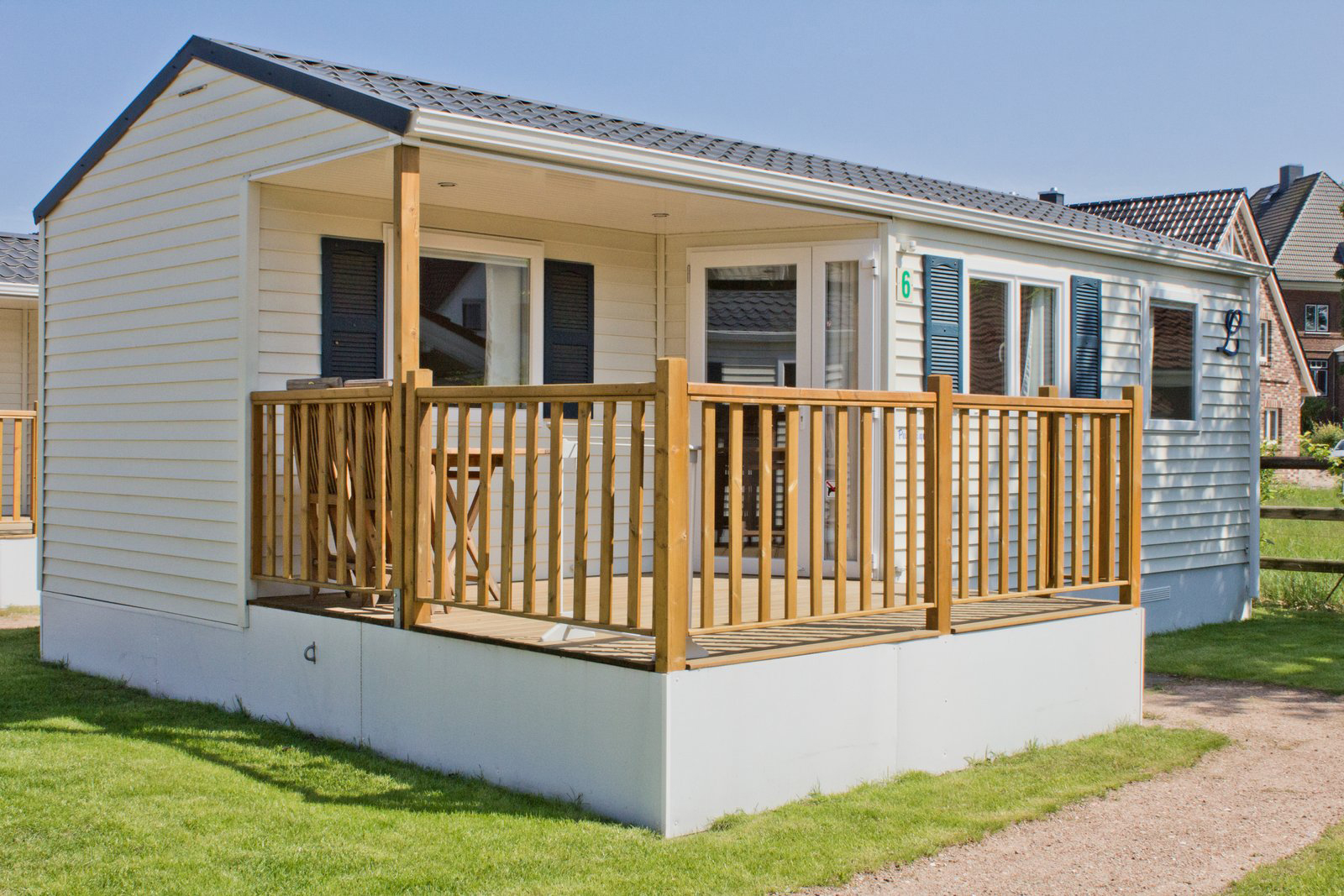 Luxury camping - Ostsee - Mobilheim Pacifique - Außenansicht der Terrasse mit Gartenmöbeln - Ferienpark AM WALDRAND Mobilheim Pacifique