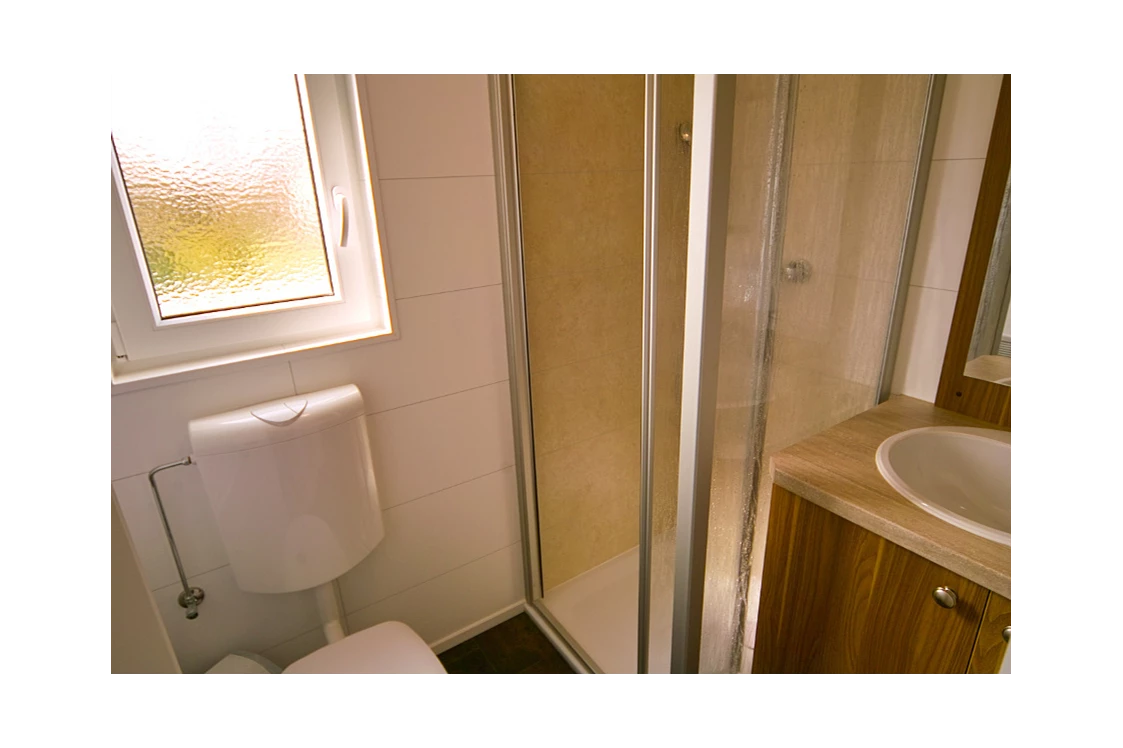 Glampingunterkunft: Modernes Bad mit Dusche, WC und Waschgelegenheit. - Bungalow Möwe am Ostseecamp Seeblick