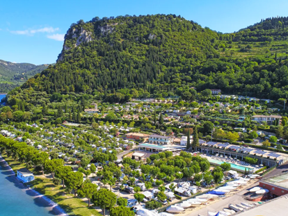 Luxuscamping - Umgebungsschwerpunkt: See - Gardasee - Verona - Luftbild des La Rocca Camping Villages - La Rocca Camping Village